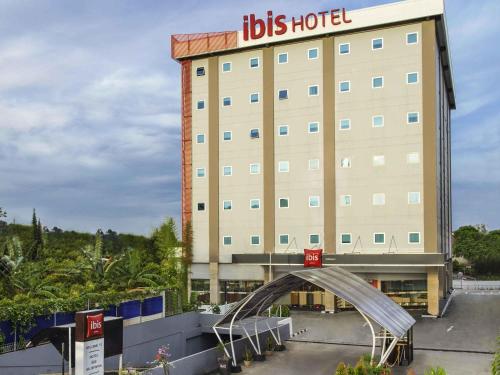 a hotel with a sign on top of it at Ibis Balikpapan in Balikpapan