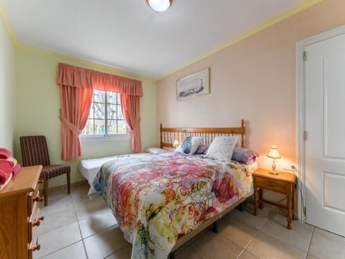 un dormitorio con una cama y una ventana en Luxury apartment with garden views, en El Médano
