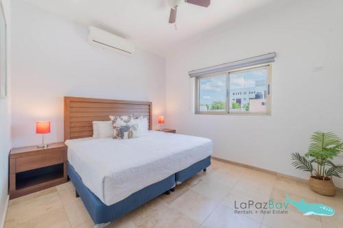 a bedroom with a large bed and a window at Brand New Townhome with Private Rooftop in La Paz