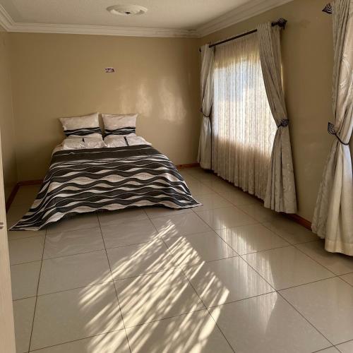 En eller flere senge i et værelse på Hujeen Guest House