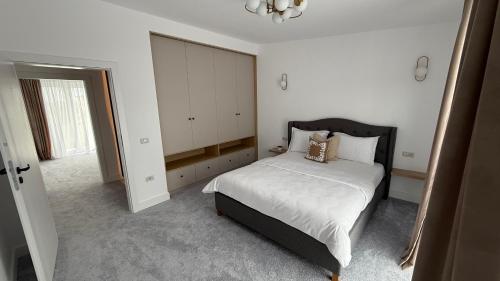 una camera con un letto e un grande armadio di Stylish house a Suceava