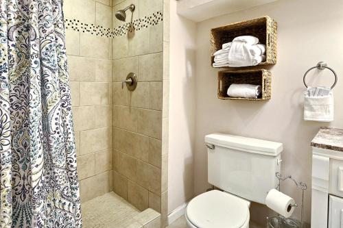un baño con ducha y WC en Oglethorpe Manor Garden Level, en Savannah