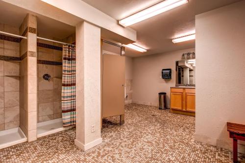 Ένα μπάνιο στο Longbranch 215 by Ski Country Resorts