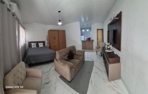 un soggiorno con un divano e un letto di Apt estiloso a Sinop