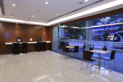 una sala conferenze con tavoli e sedie e una grande finestra di Value Hotel Balestier a Singapore