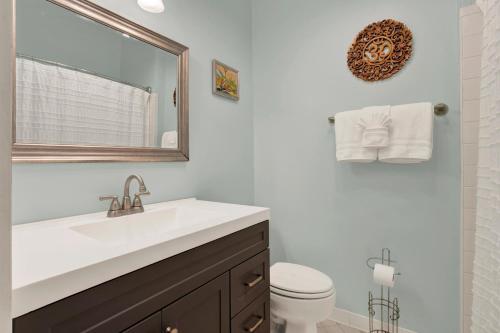 un baño con lavabo e inodoro en Hideaway on Jones, en Savannah