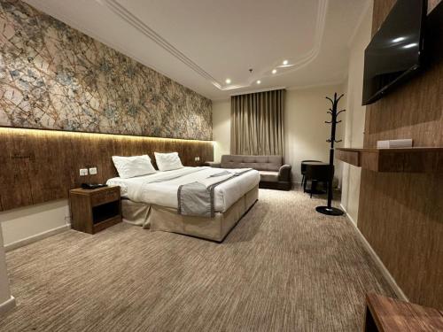 a hotel room with a bed and a couch at الخلفاء الماسى in Makkah