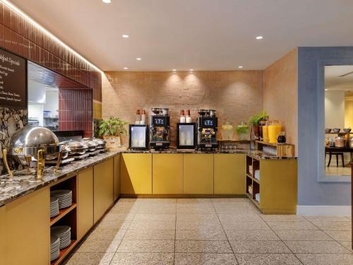 Kuchyň nebo kuchyňský kout v ubytování Pullman Auckland Hotel & Apartments