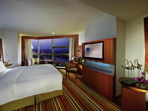 TV a/nebo společenská místnost v ubytování Novotel Zhengzhou Convention Centre