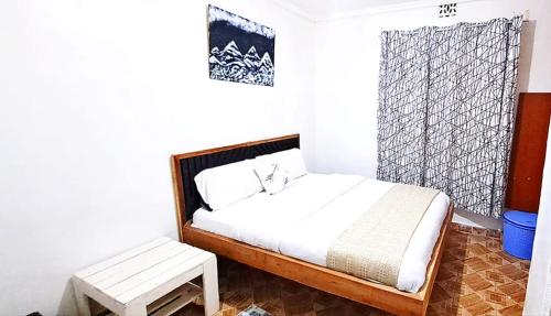 キタレにあるJoy's One Bedroom Apartmentのベッドルーム1室(ベンチ、窓付)
