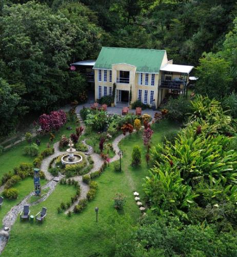an aerial view of a house with a garden at ANCESTRAL GLAMPING in Barbosa