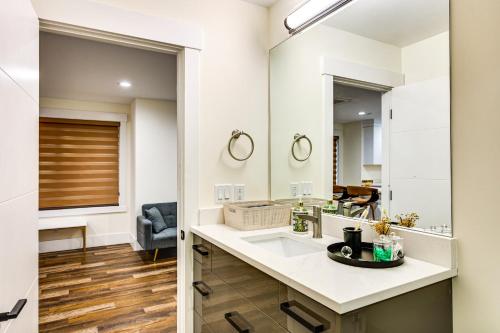 Normandy ParkにあるQuiet PNW Base Walkable Apt in Normandy Parkの洗面台と鏡のあるバスルーム