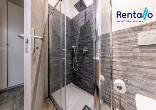 米兰Santa Giulia Olympic Arena Suite - 15 minutes from the Duomo的浴室里有玻璃门的淋浴间