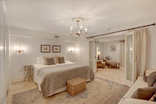 Un dormitorio con una cama y una sala de estar. en Elsewhere on Madison Square Garden, en Savannah
