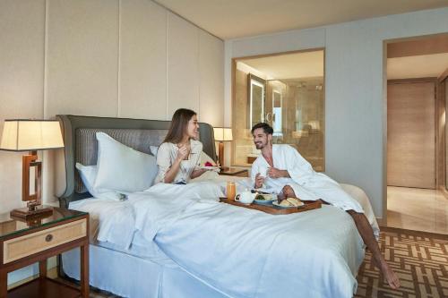 Postel nebo postele na pokoji v ubytování Sheraton Petaling Jaya Hotel