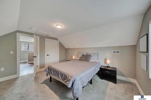 a bedroom with a bed and two lamps on a table at Modern and furnished apartment in downtown Lincoln in Lincoln