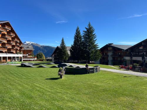 een persoon die in een veld van groen gras staat bij Cozy apartment with stunning view in Anzère