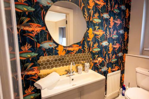 un baño con lavabo y espejo en Luxury Sea View Apartment, en Portrush