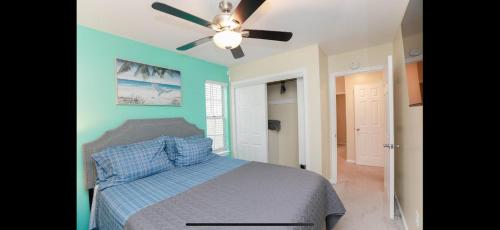 a bedroom with a bed and a ceiling fan at MidLongTerm Rntal Comfy Home Away Near VA Beach in Virginia Beach