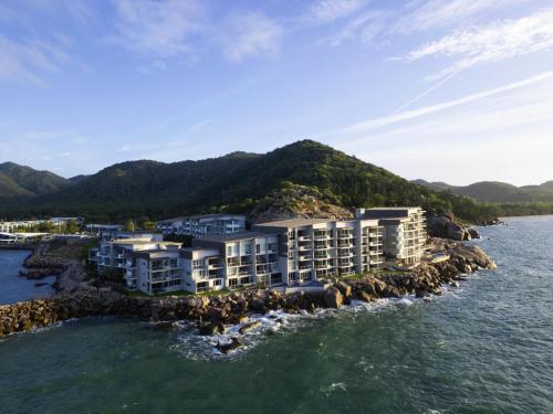 een luchtfoto van een resort op een eiland in het water bij Grand Mercure Apartments Magnetic Island in Nelly Bay