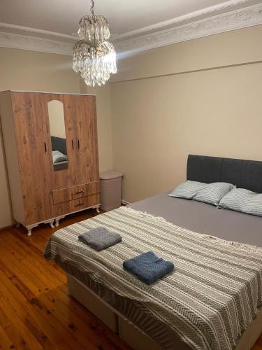 a bedroom with a bed with two towels on it at Şehrin merkezinde evinizde hissedeceğiniz oda in Konak