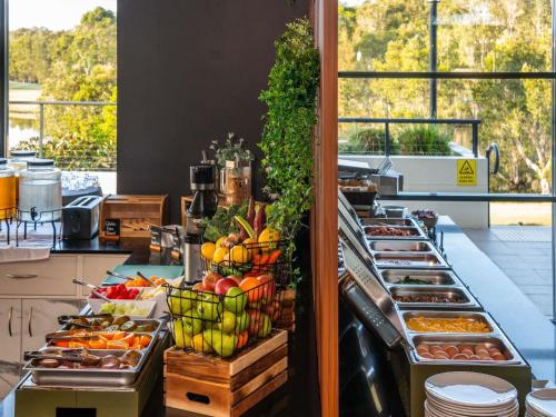 Una línea de buffet con muchos tipos diferentes de comida. en Mercure Kooindah Waters Central Coast, en Wyong