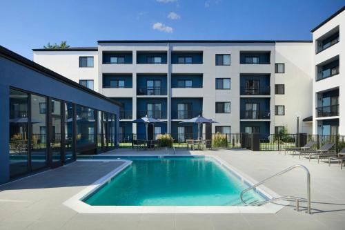 Bazén v ubytování Courtyard Williamsburg - Busch Gardens nebo v jeho okolí