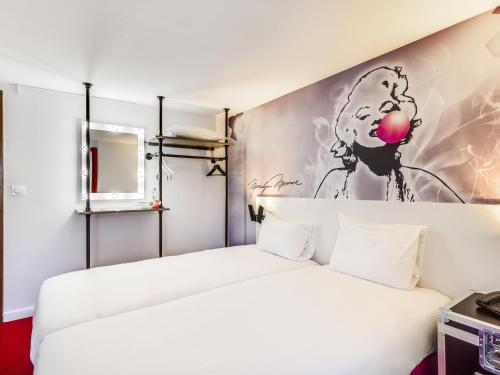 Ένα ή περισσότερα κρεβάτια σε δωμάτιο στο Ibis Styles Paris Saint Denis La Plaine