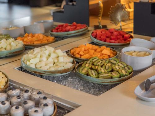 un buffet con diferentes tipos de frutas y hortalizas en Pullman Port Douglas Sea Temple Resort and Spa, en Port Douglas