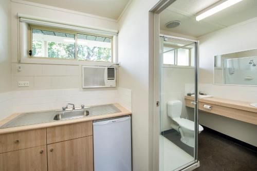 uma casa de banho com um lavatório e um WC em Box Hill Motel em Burwood
