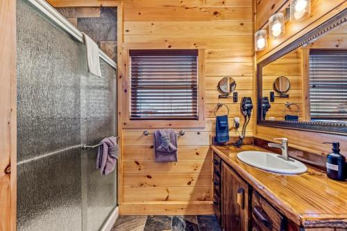 un baño con lavabo y espejo en Fall Family Fun-Pool in Cabin-View-Games-Hot Tub, en Sevierville