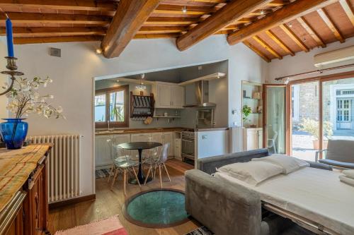 a kitchen and living room with a bed and a table at Small Villa with parking in Florence