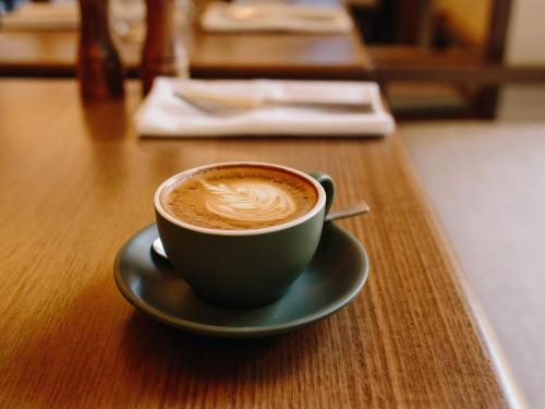 Příslušenství pro přípravu čaje a kávy v ubytování The Sebel Brisbane