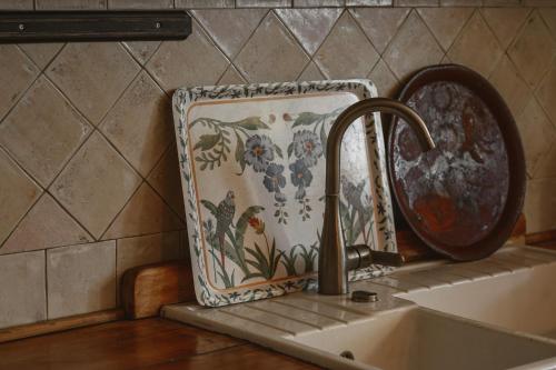 a kitchen sink with a tap and a plate at Le Relais de Tamaroque in Portel-des-Corbières