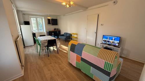 Un televizor și/sau centru de divertisment la 26 CHIC & COSY NOIRETABLE F2 55m2 WIFI SMART TV NETFLIX