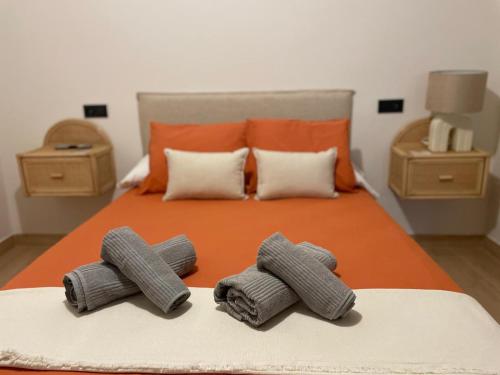 赫雷斯-德拉弗龙特拉El Olivar de Baro的床上有两条可移动的毛巾
