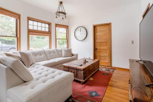 un soggiorno con un divano e un tavolino da caffè di Stay Portland Collection - Preserved 1907 Classic Craftsman - 92 WalkScore a Portland