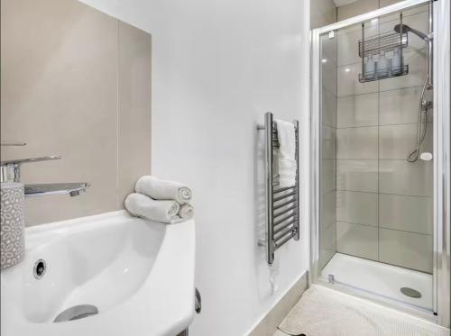 Ένα μπάνιο στο Room in Stylish City Apartment