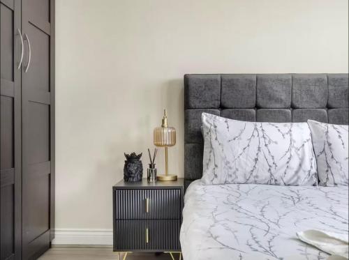 Ένα ή περισσότερα κρεβάτια σε δωμάτιο στο Room in Stylish City Apartment