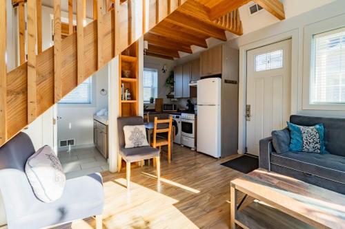 ein Wohnzimmer mit Couch und Küche in der Unterkunft Sea Breeze Cottage #1 in Ocean Shores