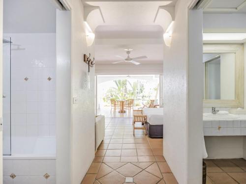 un baño con ducha y lavabo en The Reef House Adults Retreat - Enjoy 28 Complimentary Inclusions, en Palm Cove