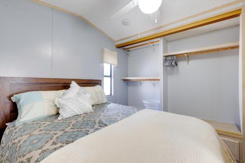 Postel nebo postele na pokoji v ubytování Arizona Snowbird Rental 5 Mi to Surprise Stadium