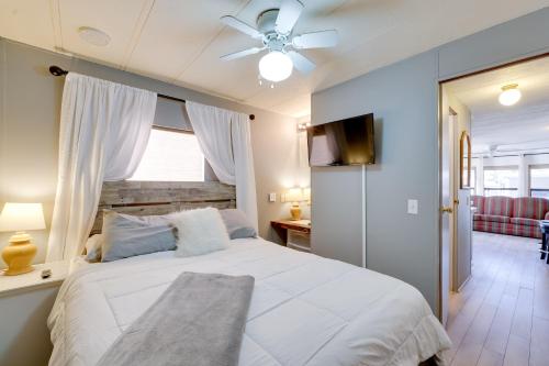 Ένα ή περισσότερα κρεβάτια σε δωμάτιο στο 5 Mi to Surprise Stadium! Arizona Winter Getaway