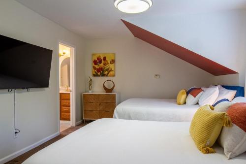 Postel nebo postele na pokoji v ubytování Downtown Albany, Hot Tub, Game Room, eV Charger