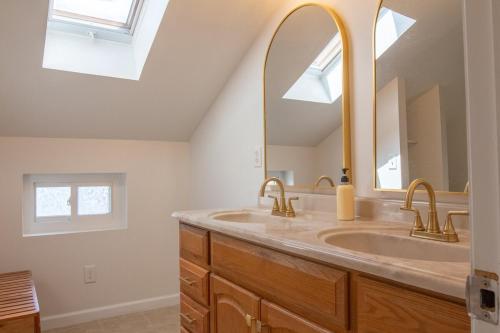 Koupelna v ubytování Downtown Albany, Hot Tub, Game Room, eV Charger