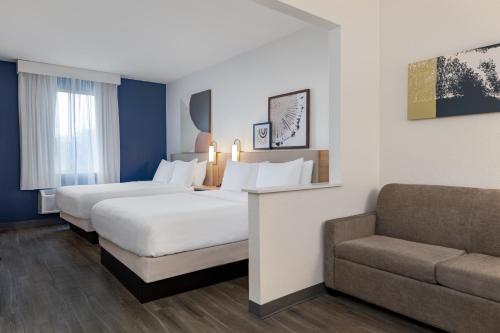 Postel nebo postele na pokoji v ubytování Spark by Hilton Indianapolis Northeast Fishers