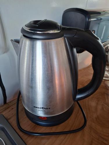 een waterkoker op een tafel bij La Luciolla Loft Cabana in São Marcos