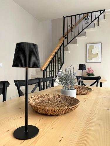 a dining room table with a lamp on top of it at Casa Terrones - Espacio, Barbacoa, Centro ciudad y Sierra Nevada a un paso in La Zubia