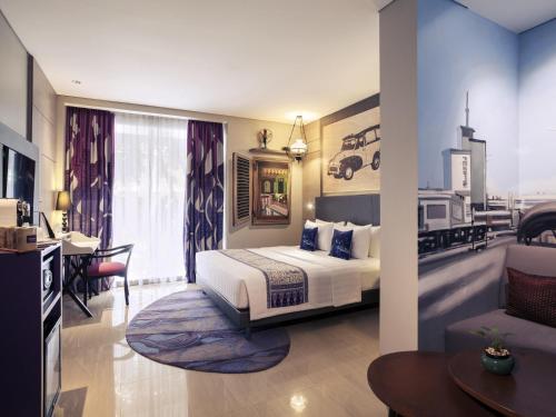 a hotel room with a bed and a kitchen at Mercure Jakarta Sabang in Jakarta