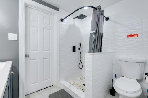 Ένα μπάνιο στο Work From Home Stylish Apartment in Cheverly!